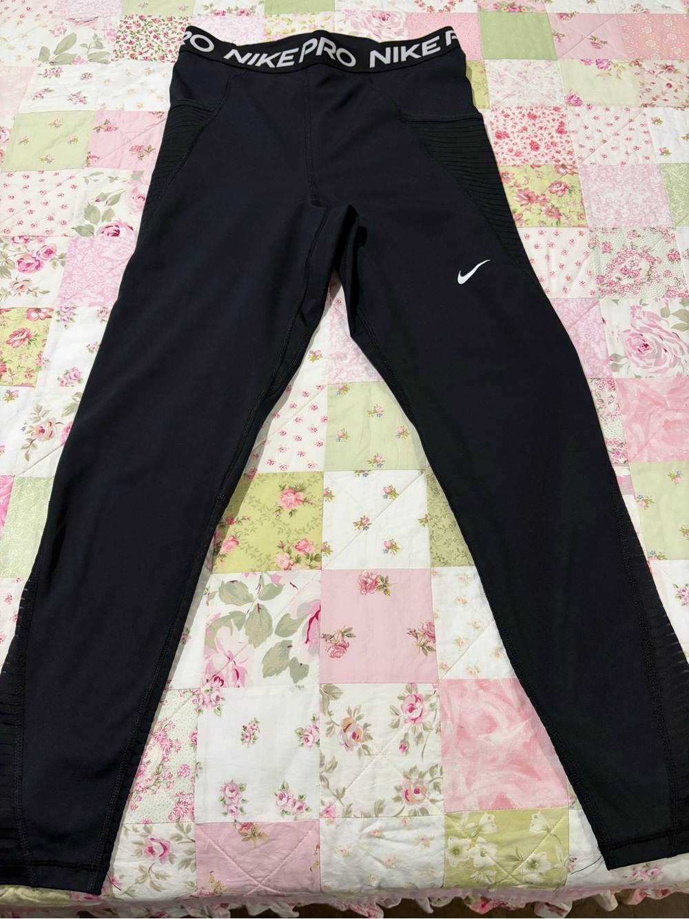 Women’s NIKE PRO Black High Rise Dry Fit Leggings with Pockets~Size Medium🏋️